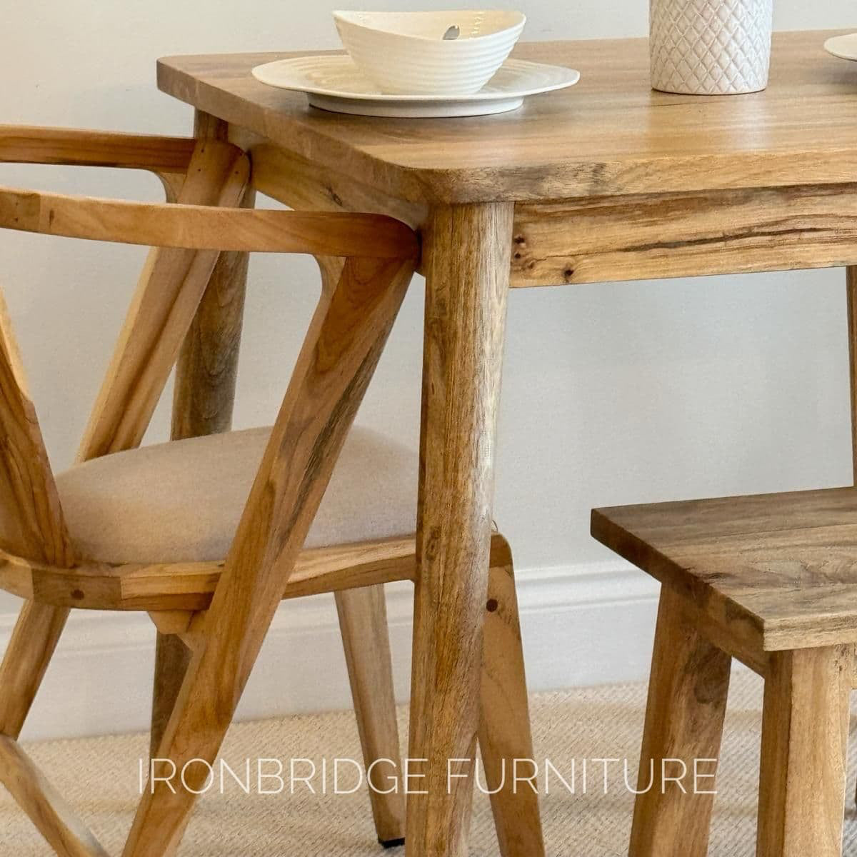 100 x 70cm Mango dining table with cone shaped legs close up