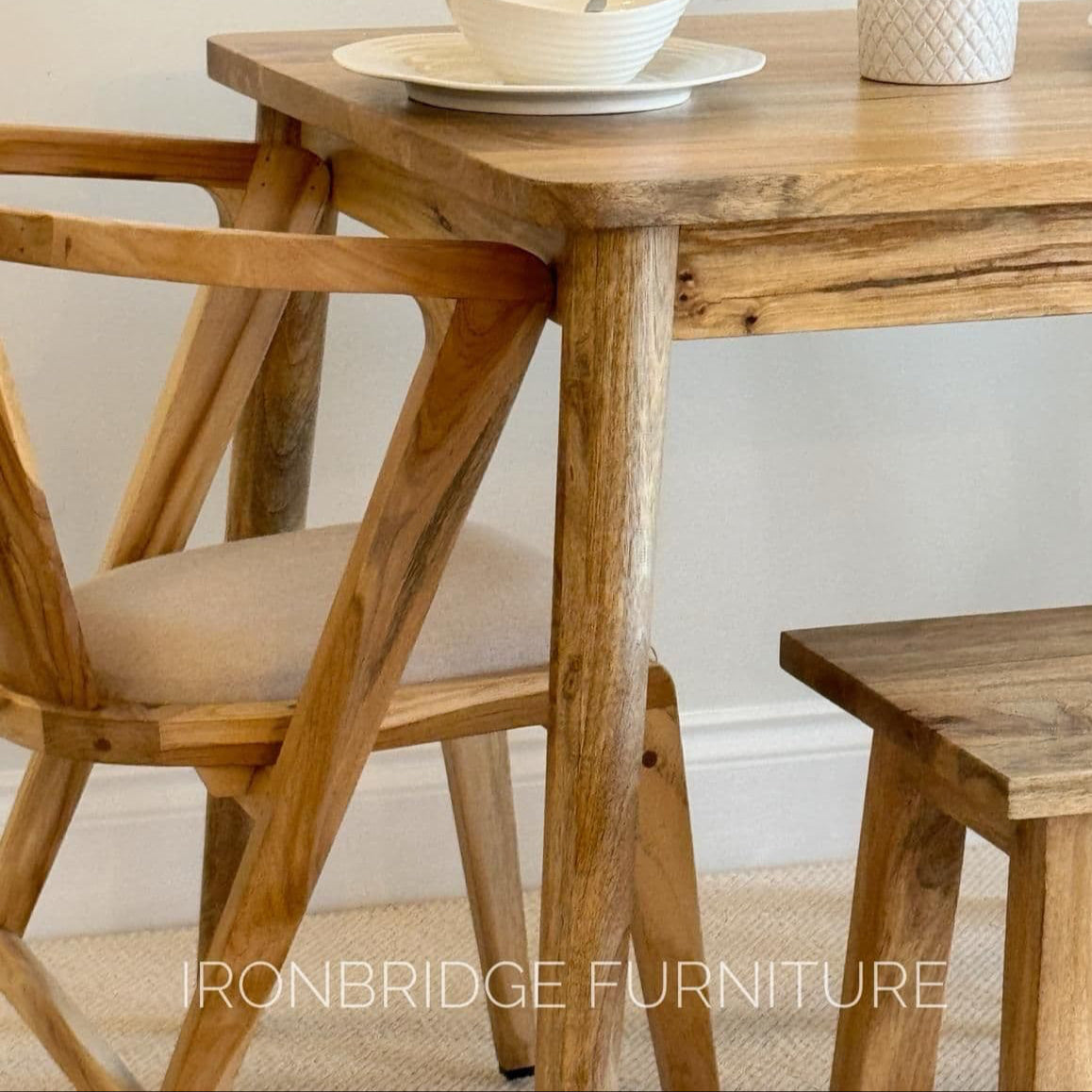 100 x 70cm Mango dining table with cone shaped legs close up