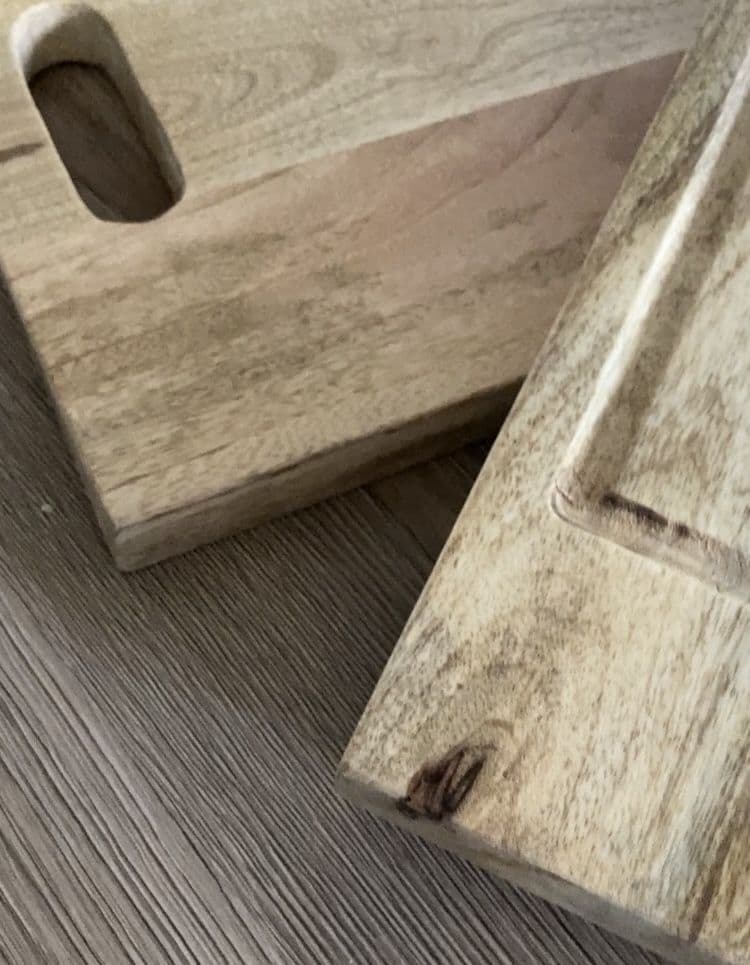 BD-22 Chunky Mango wood carving board with cut out handle close up