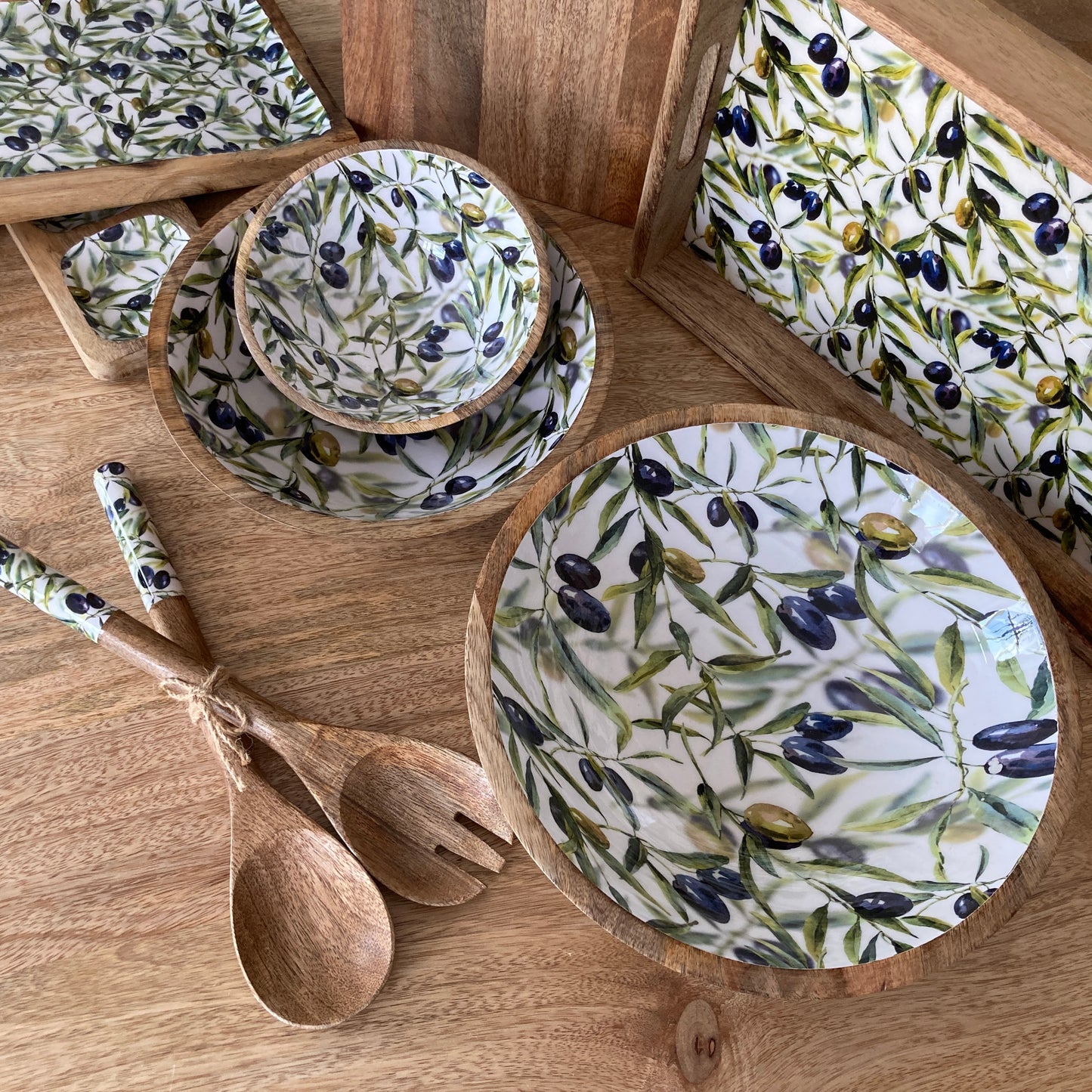 Olive Grove Round Mango wood bowls. Ideal for fruit or salad. 3 sizes