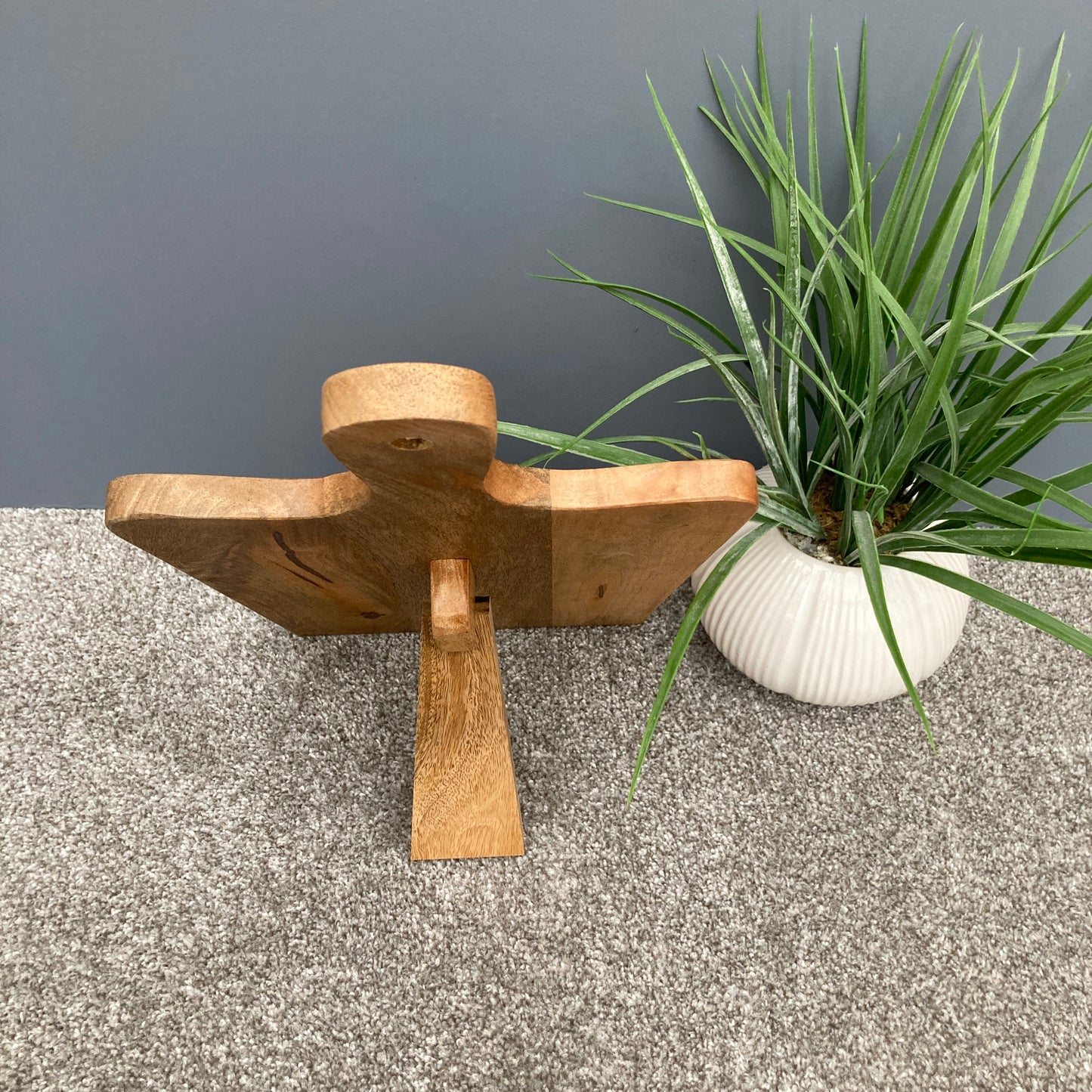 Mango wood recipe stand with handle looking from back