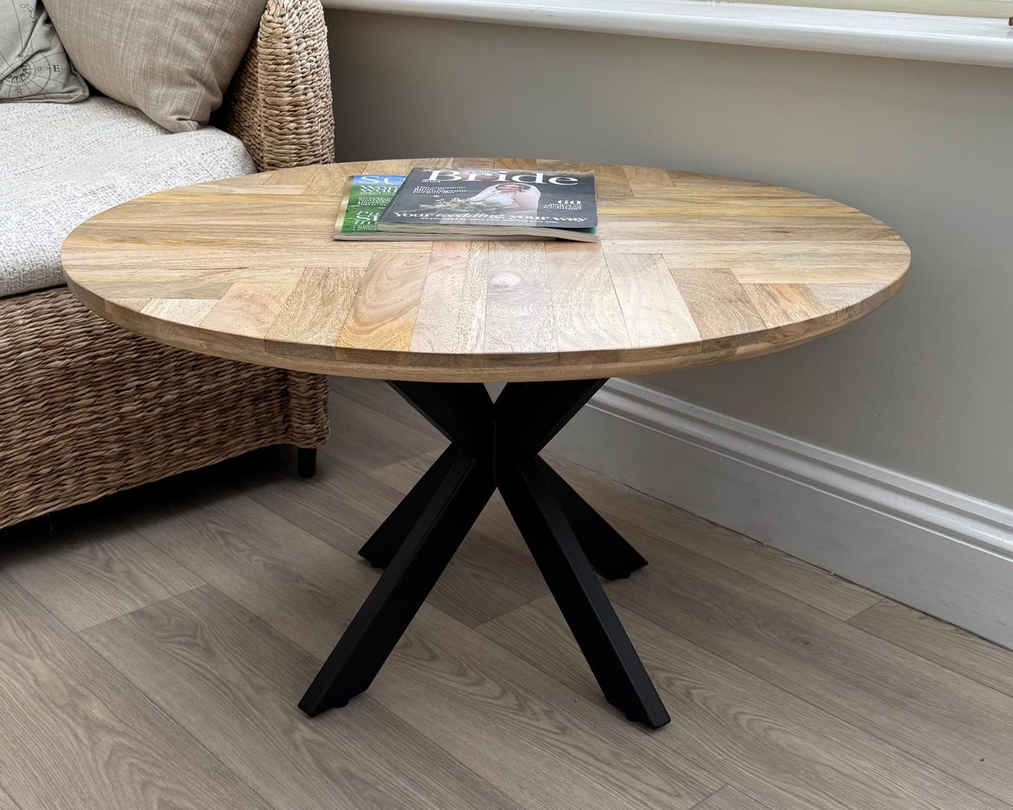 MANT-404/5 Coffee table with parquet top 60 or 80cm round with black metal legs in a setting