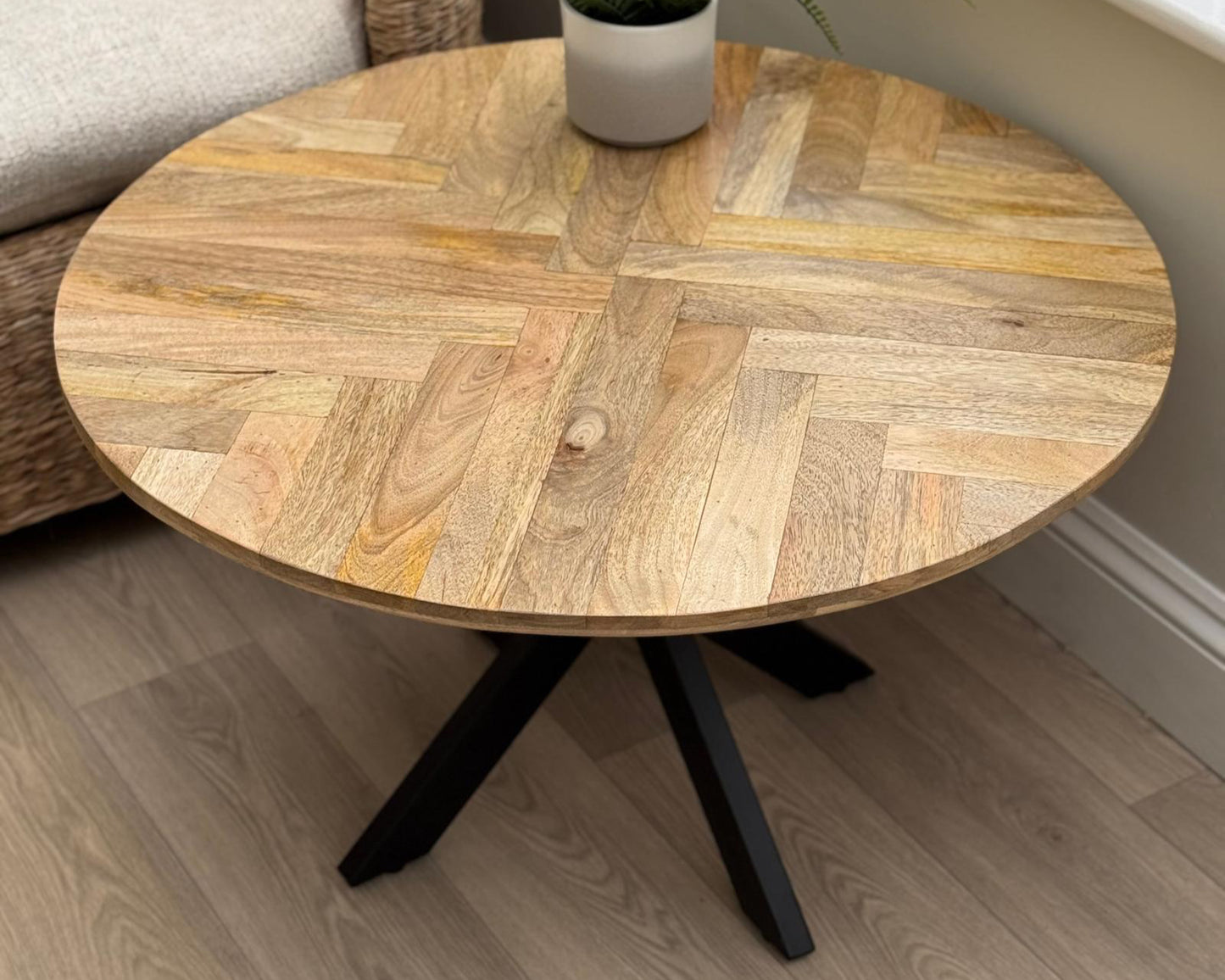 MANT-404/5 Coffee table with parquet top 60 or 80cm round with black metal legs looking down from above