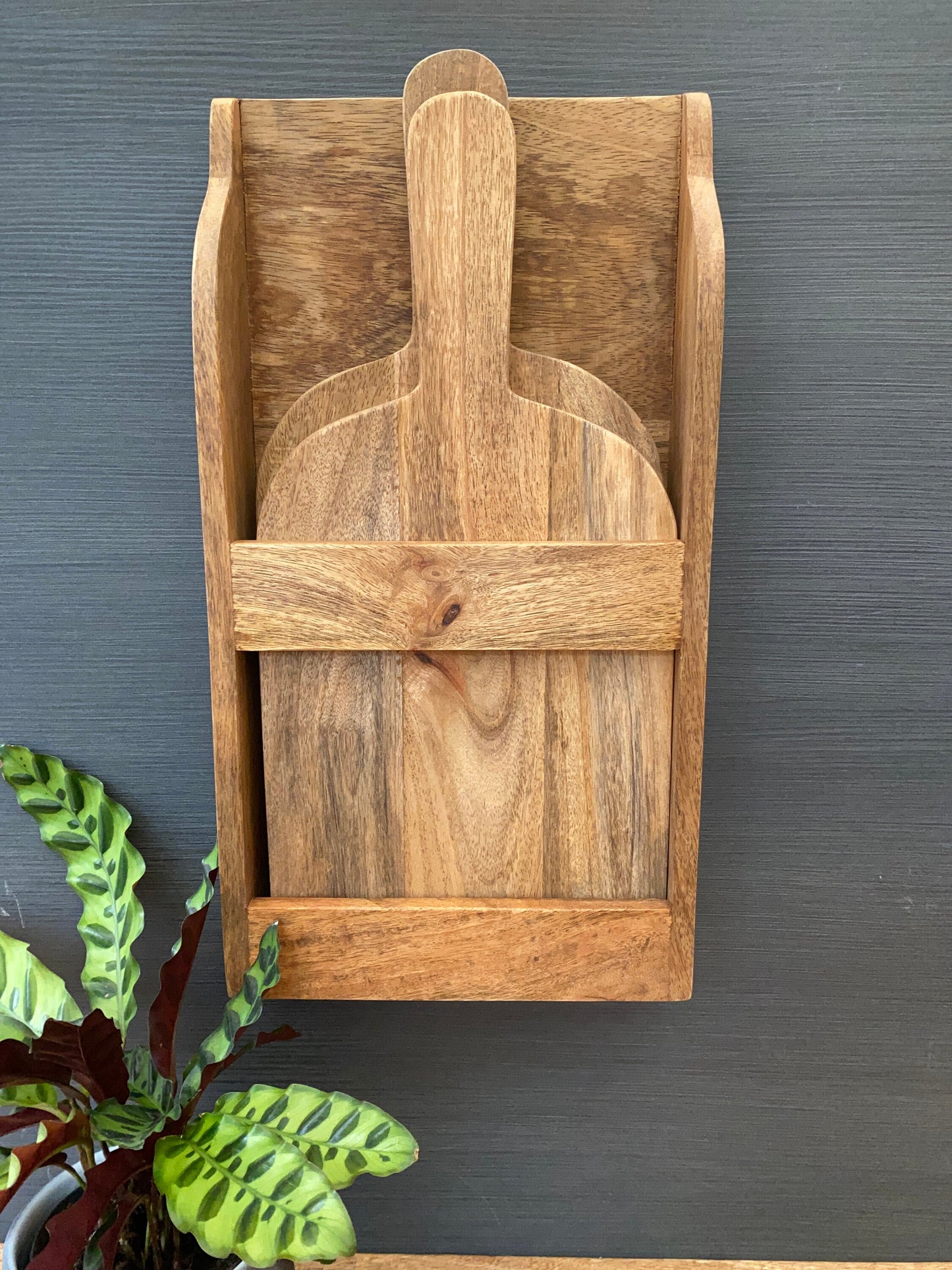 Set/2 Mango wood chopping boards with wall mountable holder. Mounted on wall