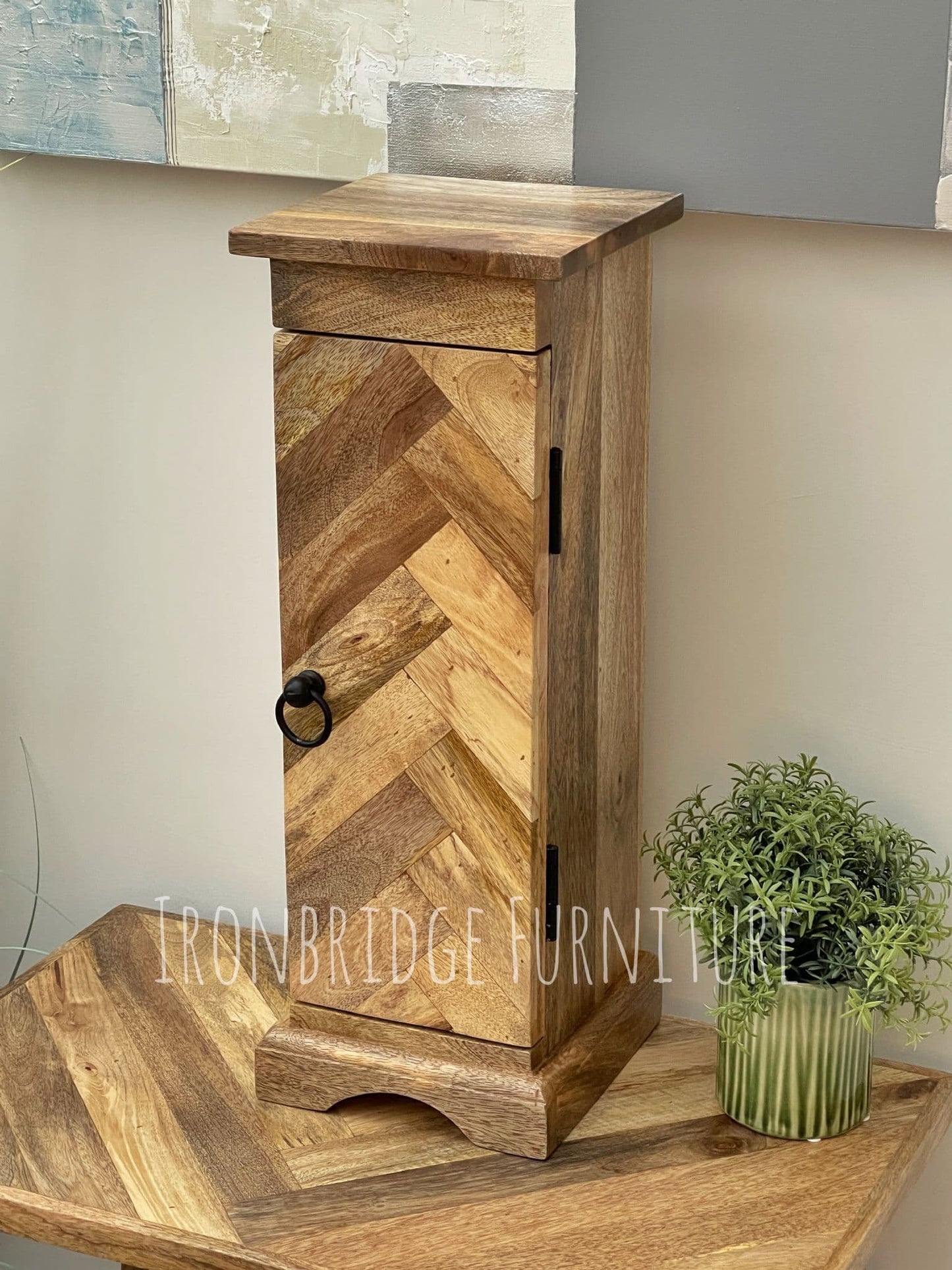 MANT-521 Parquet slim cabinet with 1 door in Mango wood from an angle