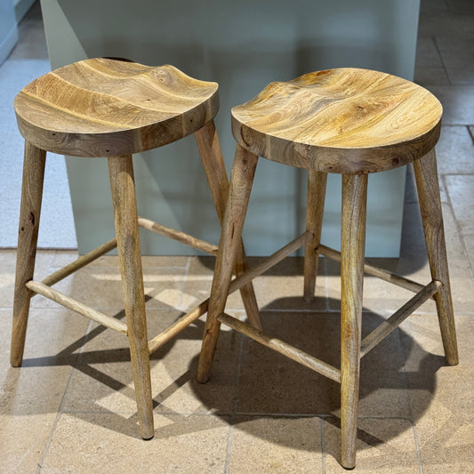 Mango wood bar stool with scalloped seat