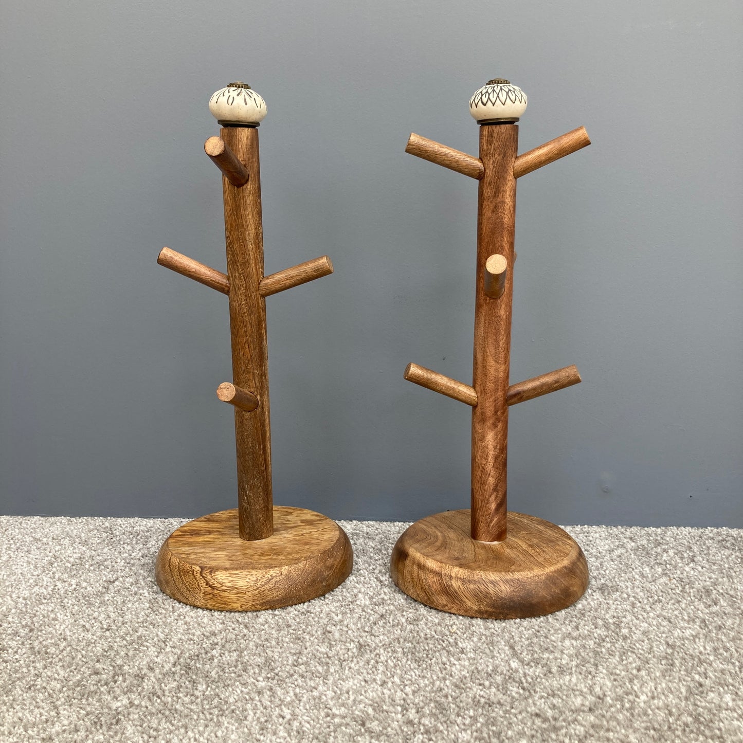 Dark Mango wood mug tree to hold up to 6 cups. 2 designs front on.