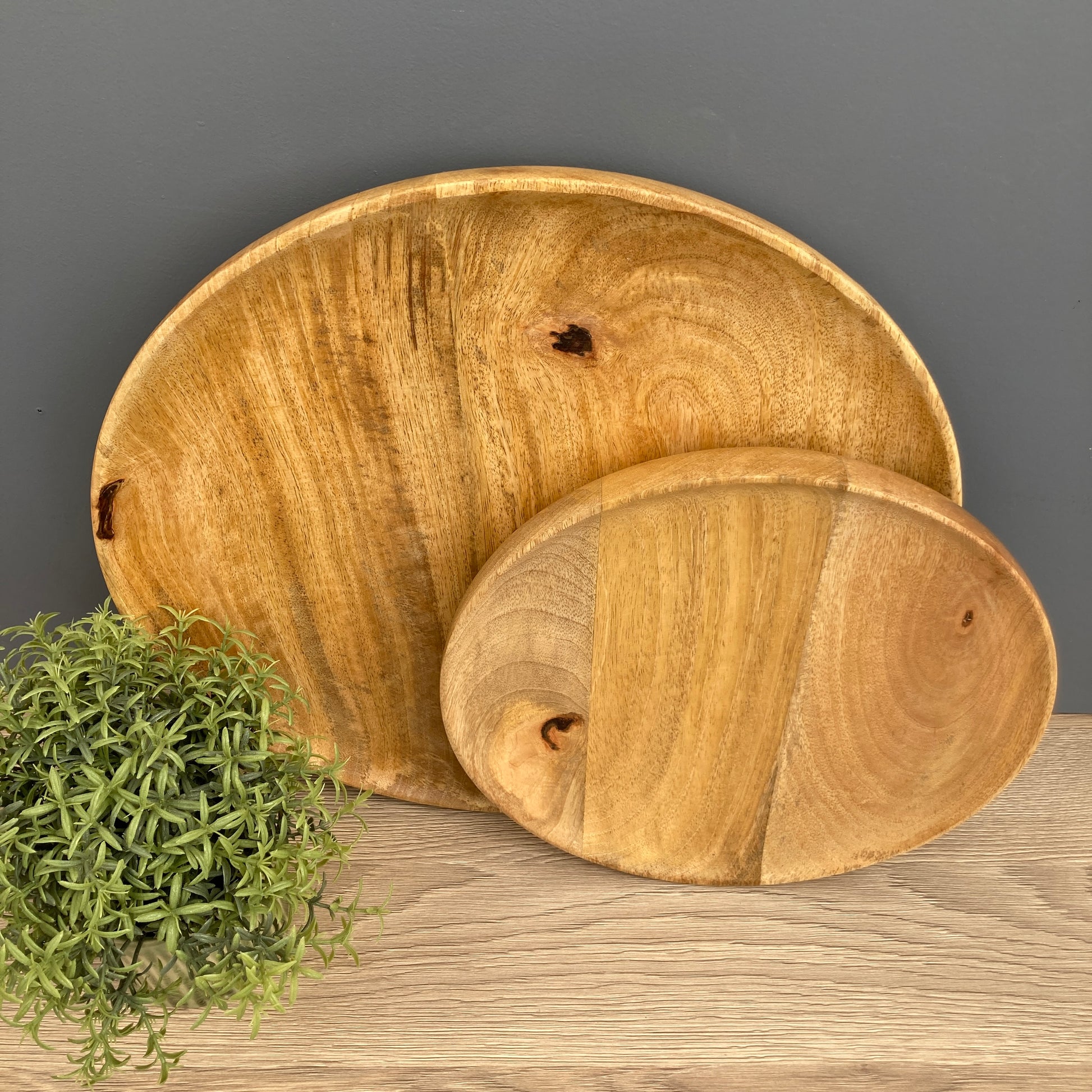 Solid Mango plate in 2 sizes, standing on a work surface
