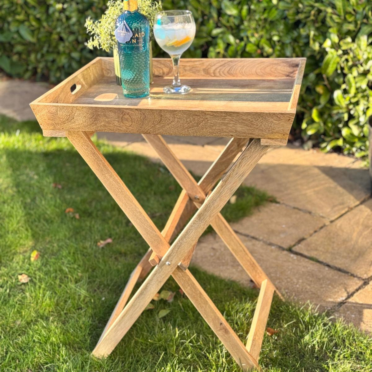 Sloping edge butler tray on foldable stand - Mango wood. Front view.