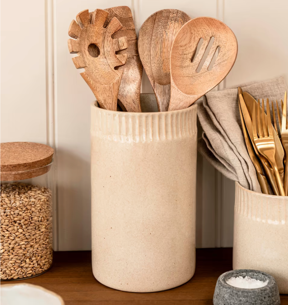 Set of 4 Mango wood kitchen utensils in a pot on the worktop