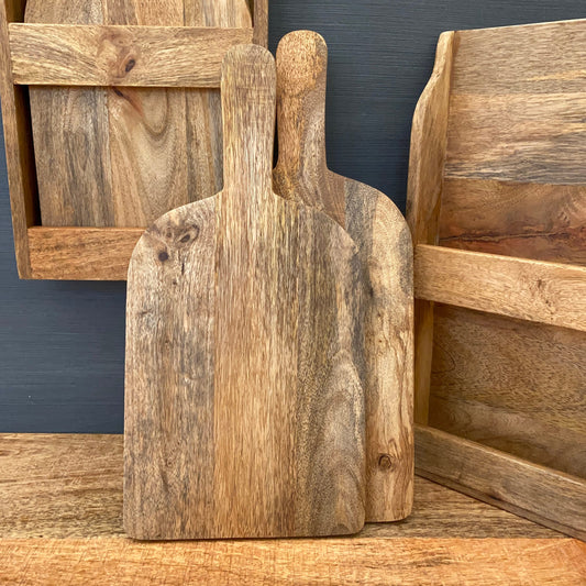 Set/2 Mango wood chopping boards with wall mountable holder.