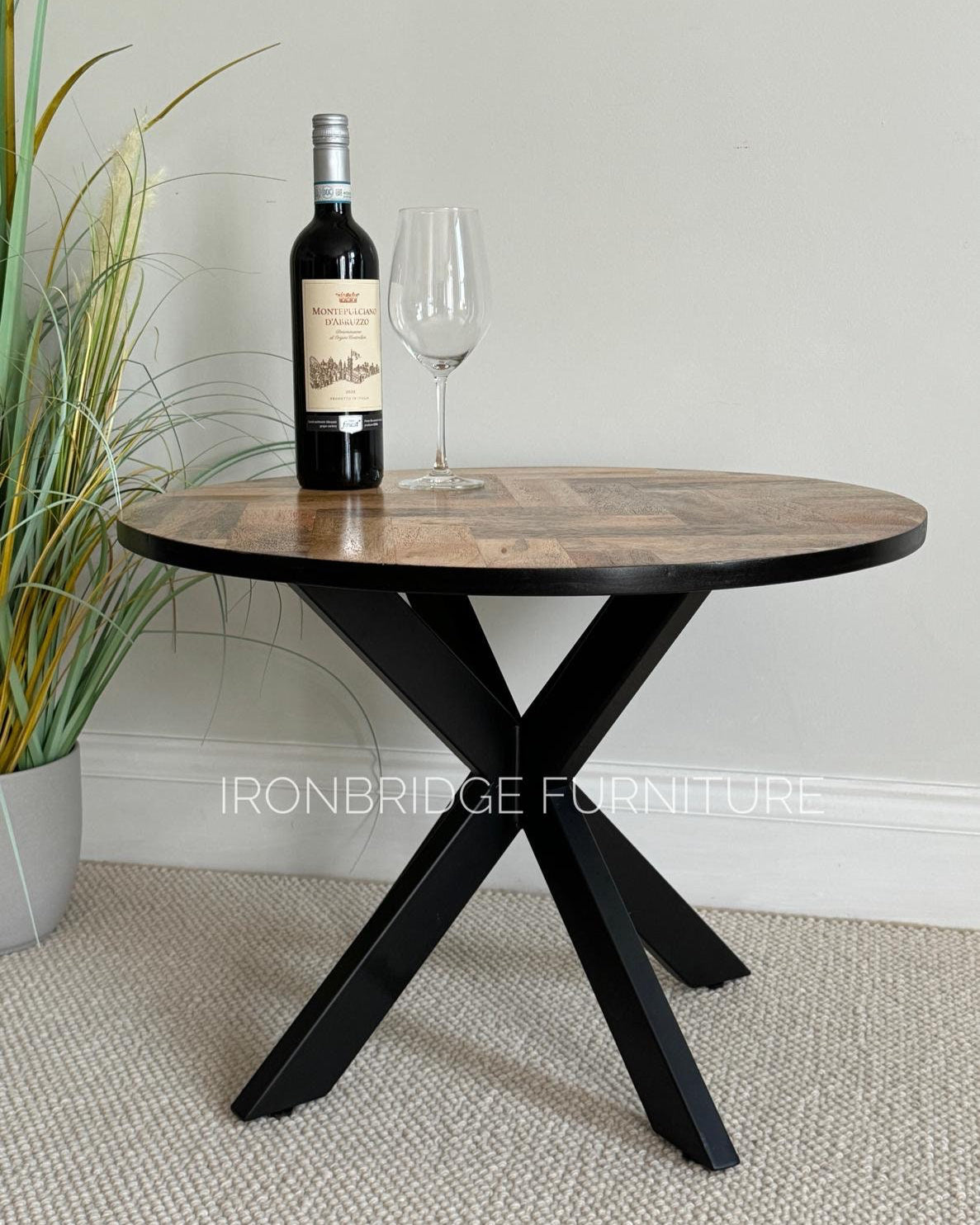 MANT-404/5 Coffee table with parquet top 60 or 80cm round with black metal legs close up