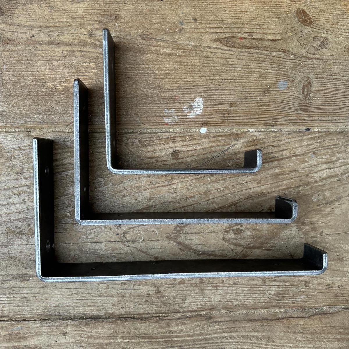 Pair of cast iron lipped brackets. Available in 4 sizes. 3 sizes shown