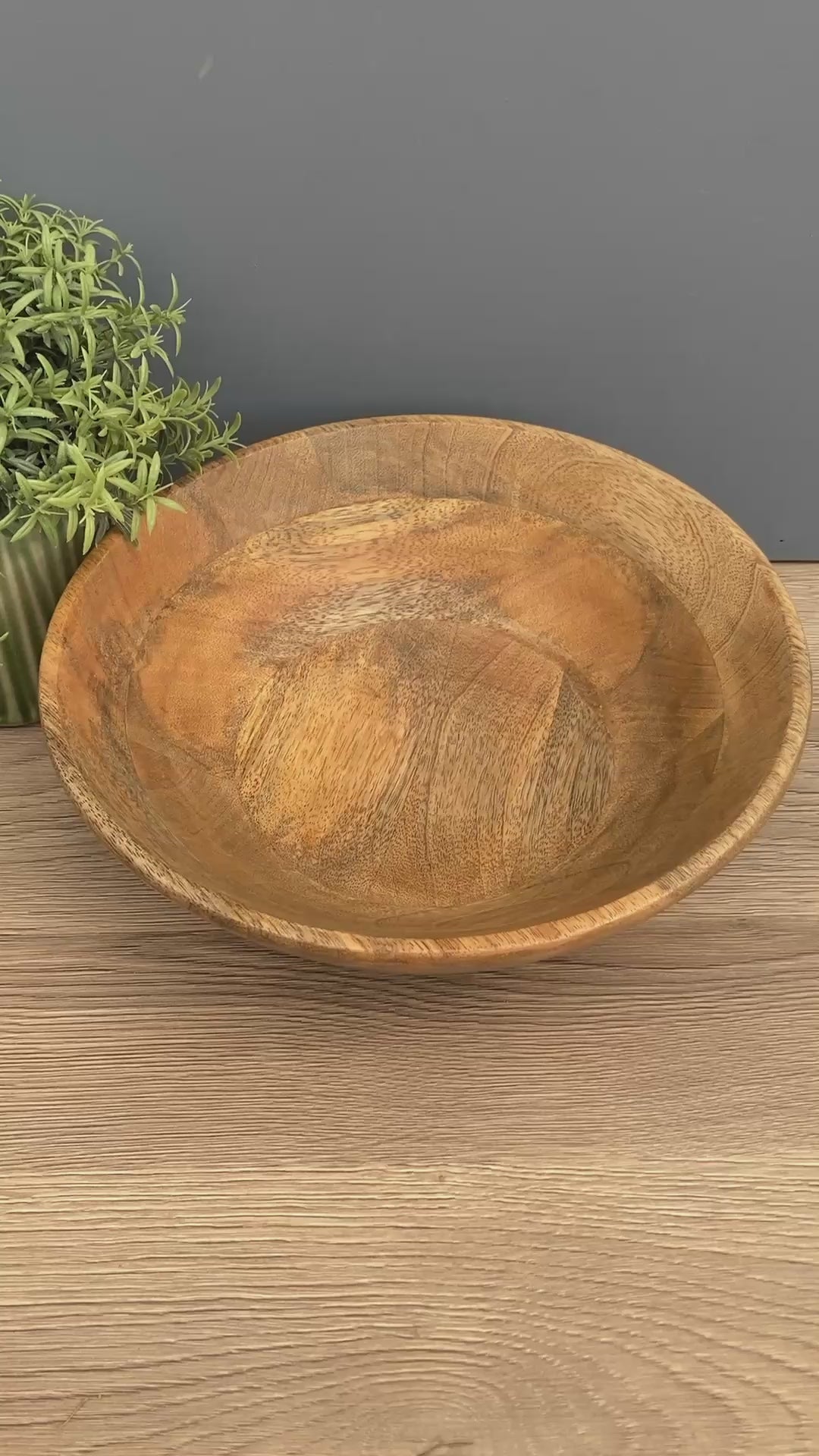 Video of a Mango wood salad bowl