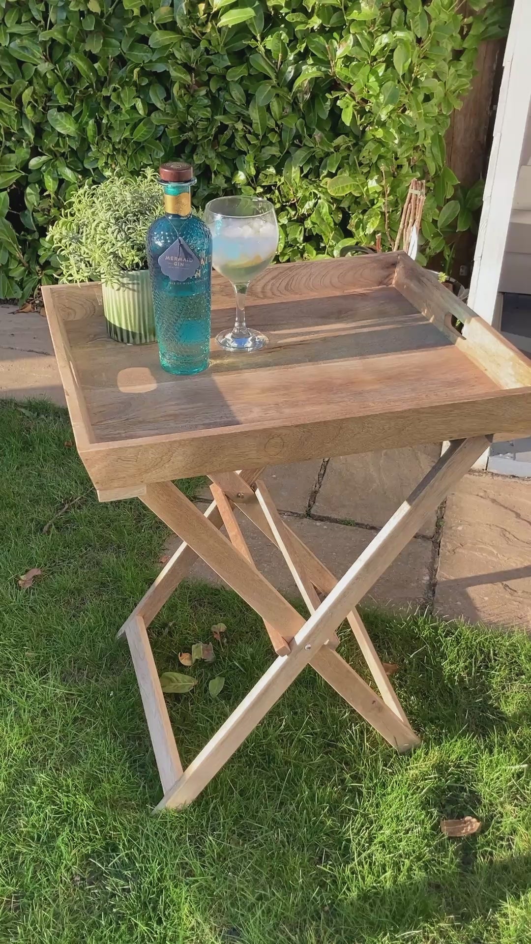 Sloping edge butler tray on foldable stand - Mango wood. Video