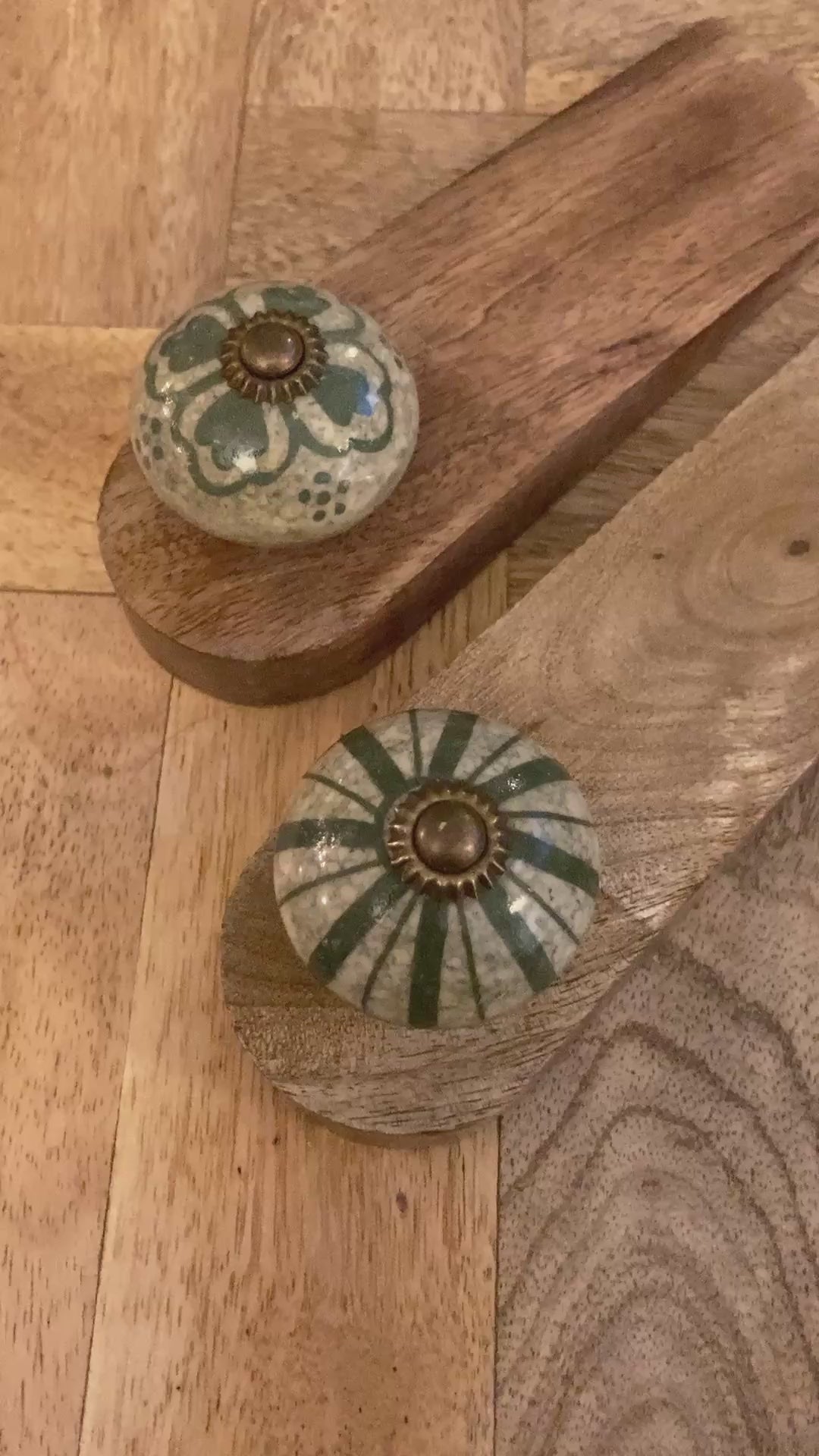 Mango wood door stop wedge with ceramic knob (Green variety) - video